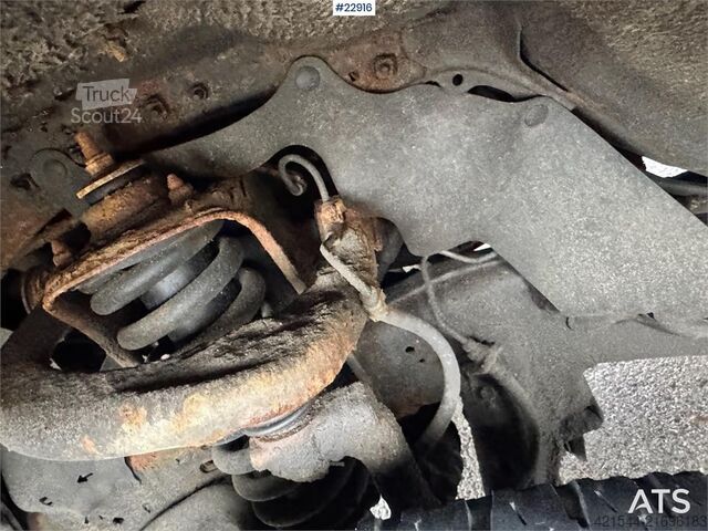 Camioneta familiar de techo alto Toyota Hilux 4x4 van – 2 sets of tires!