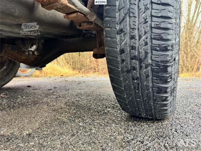 Camioneta familiar de techo alto Toyota Hilux 4x4 van – 2 sets of tires!