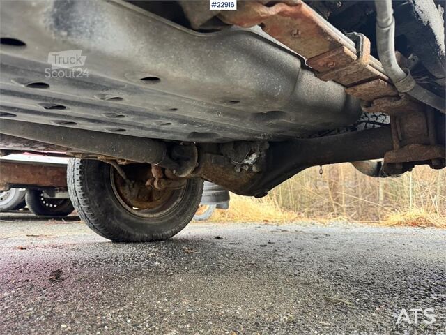 Camioneta familiar de techo alto Toyota Hilux 4x4 van – 2 sets of tires!