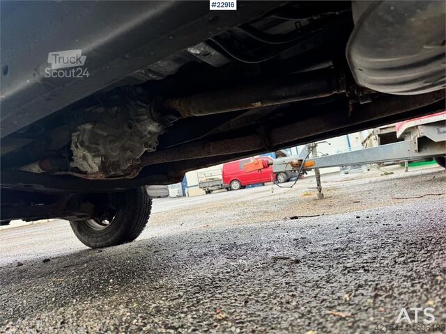 Camioneta familiar de techo alto Toyota Hilux 4x4 van – 2 sets of tires!
