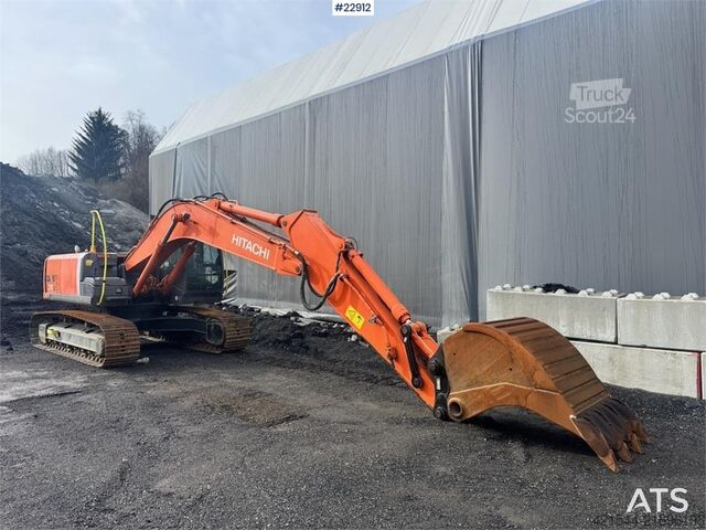 Excavadora sobre orugas Hitachi ZX210LC-3 crawler excavator with digging bucket, g
