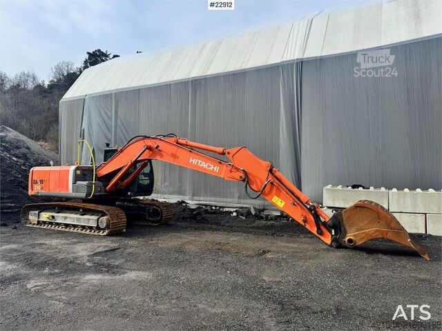 Excavadora sobre orugas Hitachi ZX210LC-3 crawler excavator with digging bucket, g