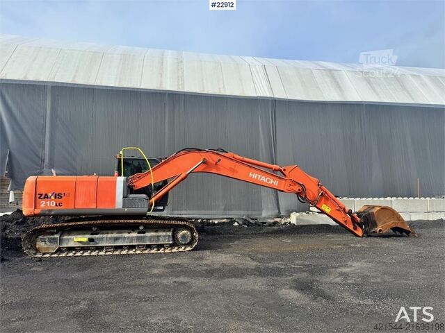 Excavadora sobre orugas Hitachi ZX210LC-3 crawler excavator with digging bucket, g