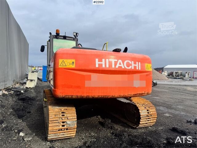 Excavadora sobre orugas Hitachi ZX210LC-3 crawler excavator with digging bucket, g