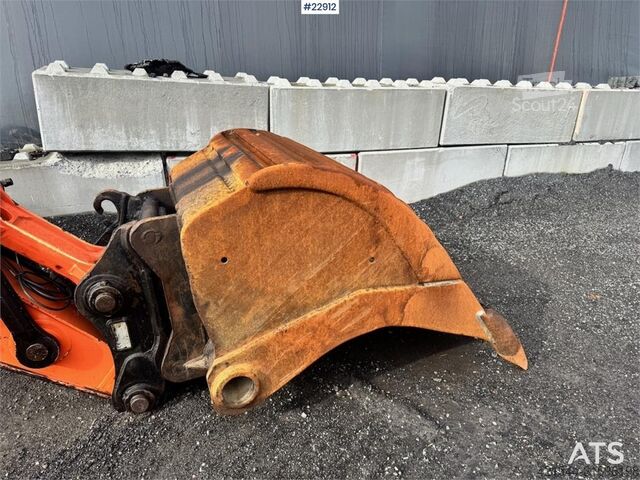 Excavadora sobre orugas Hitachi ZX210LC-3 crawler excavator with digging bucket, g