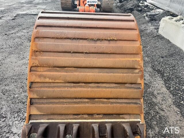 Excavadora sobre orugas Hitachi ZX210LC-3 crawler excavator with digging bucket, g