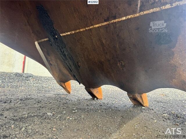 Excavadora sobre orugas Hitachi ZX210LC-3 crawler excavator with digging bucket, g