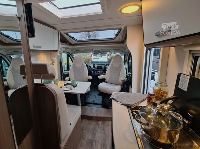 Ημιενσωματωμένο αυτοκινούμενο τροχόσπιτο CARADO V 339 *Queensbett*pro+ Paket*Fußbodenerwärmung*