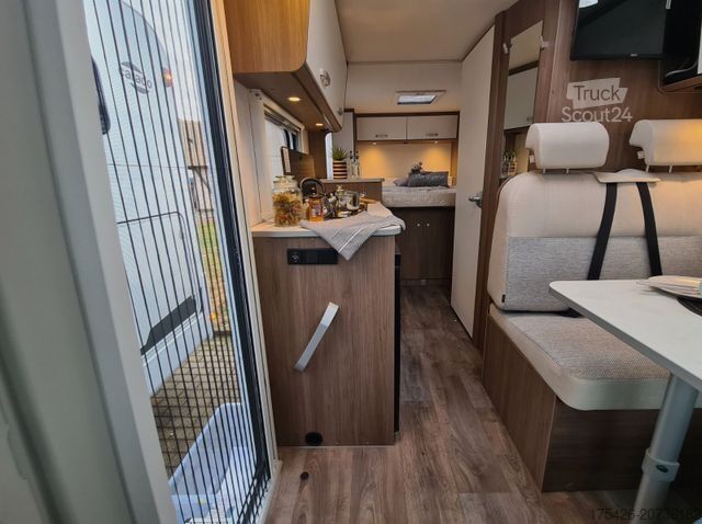 Ημιενσωματωμένο αυτοκινούμενο τροχόσπιτο CARADO V 339 *Queensbett*pro+ Paket*Fußbodenerwärmung*