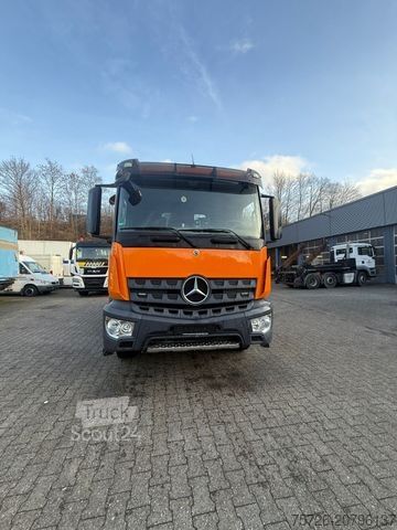 Basculantă MERCEDES-BENZ 1832 Actros Kipper mit Hiab Kran XS111 org.98 Tk