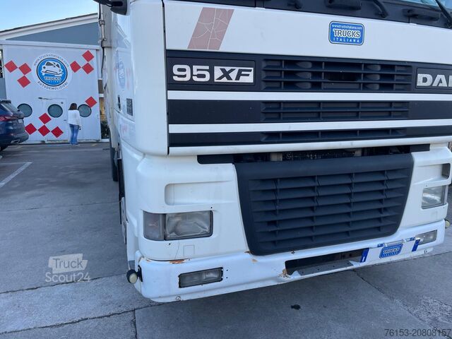 Camion cu platformă și prelată DAF XF 95-430