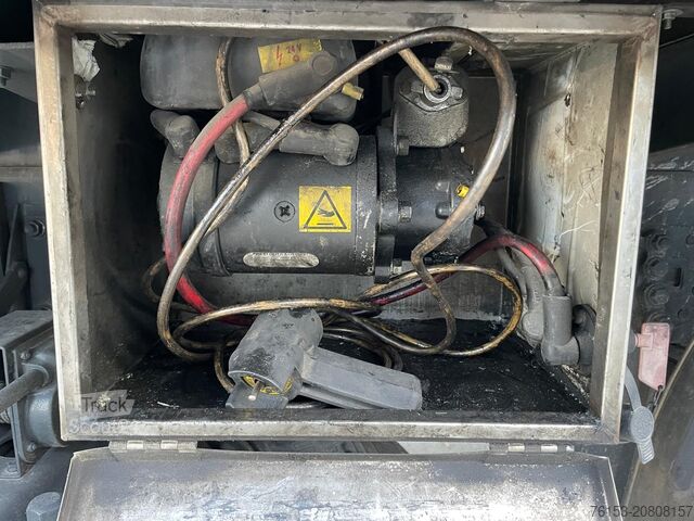 Camion cu platformă și prelată DAF XF 95-430