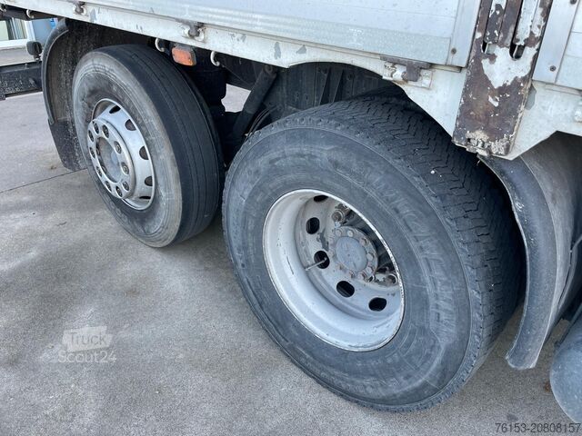 Camion cu platformă și prelată DAF XF 95-430