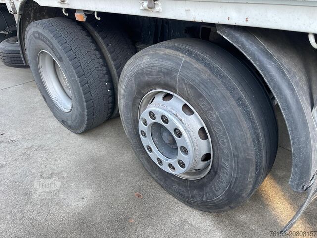 Camion cu platformă și prelată DAF XF 95-430