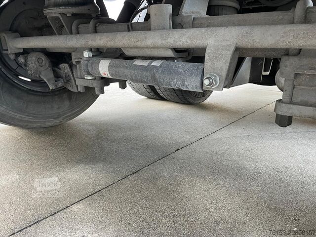 Camion cu platformă și prelată DAF XF 95-430