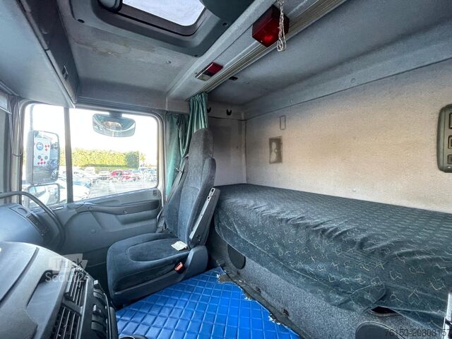 Camion cu platformă și prelată DAF XF 95-430