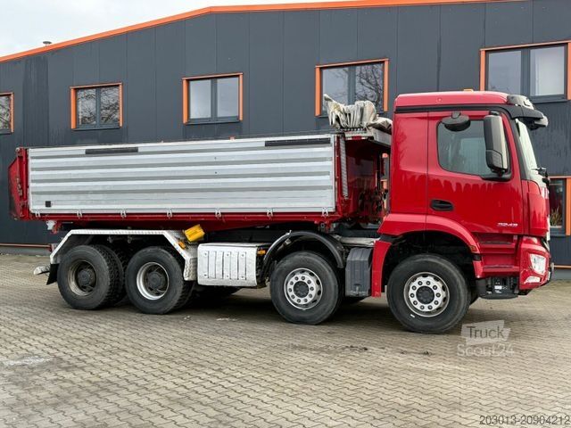 Camion-benne tricar MERCEDES-BENZ Arocs 3243 8x4 Kipper Schwarzmuller Bordmatik