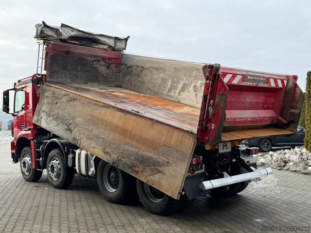 Camion-benne tricar MERCEDES-BENZ Arocs 3243 8x4 Kipper Schwarzmuller Bordmatik