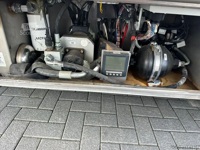 Semi low-loader NOYENS 2 ASSER SEMIE HYDRAULISCH GESTUURD