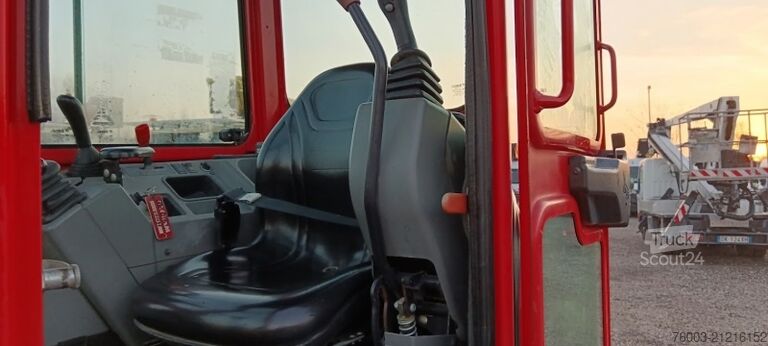 Mini-excavator Bobcat E26 - *WITH NEW OIL PUMP*