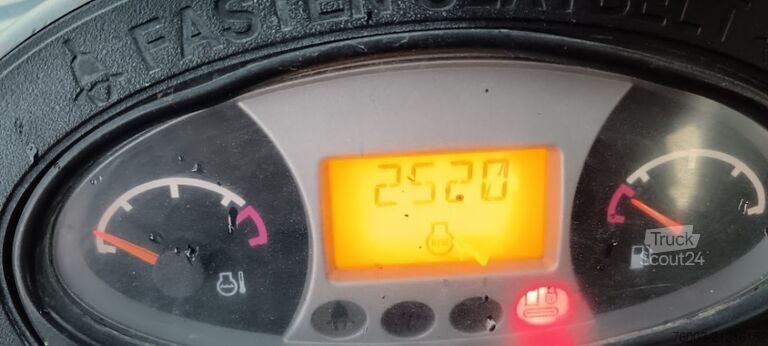 Mini-excavator Bobcat E26 - *WITH NEW OIL PUMP*