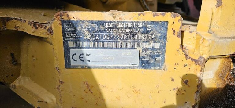 Döngölő teherautó CAT 725