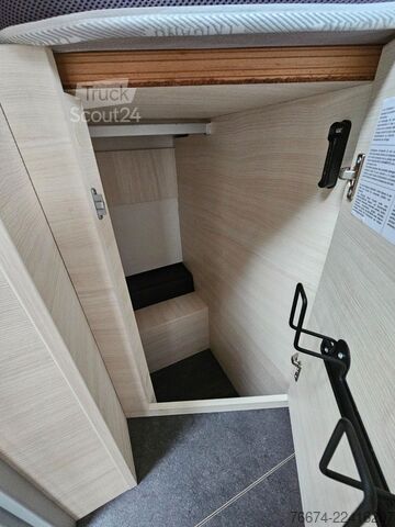 Halvintegreret autocamper CHAUSSON 777 GA Titanium Ultimate Hubbett Solar Markise