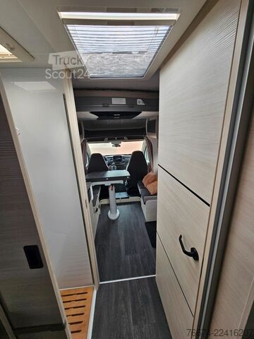 Halvintegreret autocamper CHAUSSON 777 GA Titanium Ultimate Hubbett Solar Markise