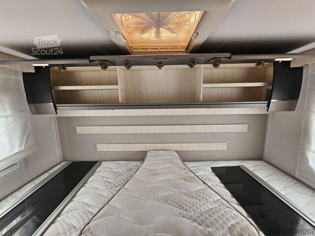 Halvintegreret autocamper CHAUSSON 777 GA Titanium Ultimate Hubbett Solar Markise