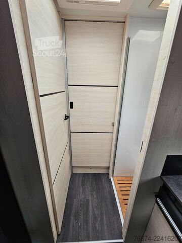 Halvintegreret autocamper CHAUSSON 777 GA Titanium Ultimate Hubbett Solar Markise