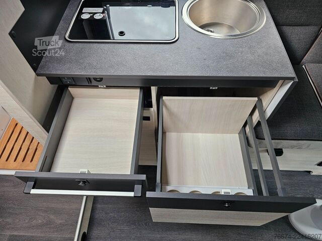 Halvintegreret autocamper CHAUSSON 777 GA Titanium Ultimate Hubbett Solar Markise