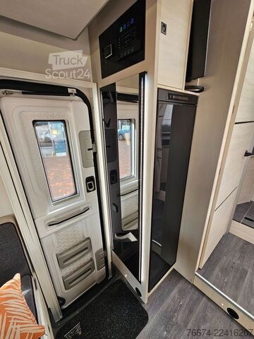 Halvintegreret autocamper CHAUSSON 777 GA Titanium Ultimate Hubbett Solar Markise