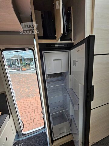 Halvintegreret autocamper CHAUSSON 777 GA Titanium Ultimate Hubbett Solar Markise