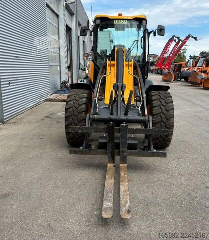 Terenski viljuškar JCB 409 Kompaktradlader