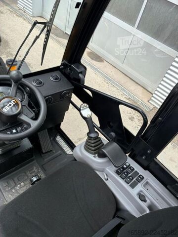 Empilhadeira todo-o-terreno JCB 403 Plus