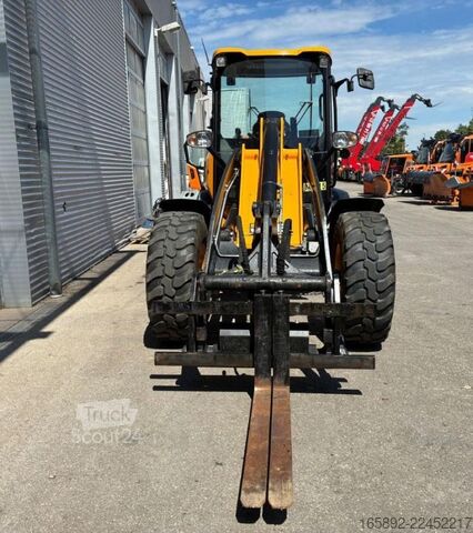 Empilhadeira todo-o-terreno JCB 409 Kompaktradlader