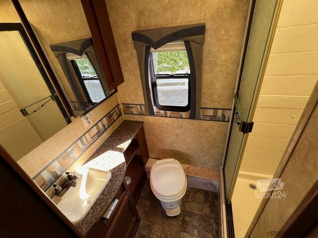 Avtodom z nadgradnjo (alkoven) Jayco Greyhawk 31 FS Wohnmobil USA