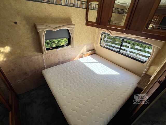 Avtodom z nadgradnjo (alkoven) Jayco Greyhawk 31 FS Wohnmobil USA
