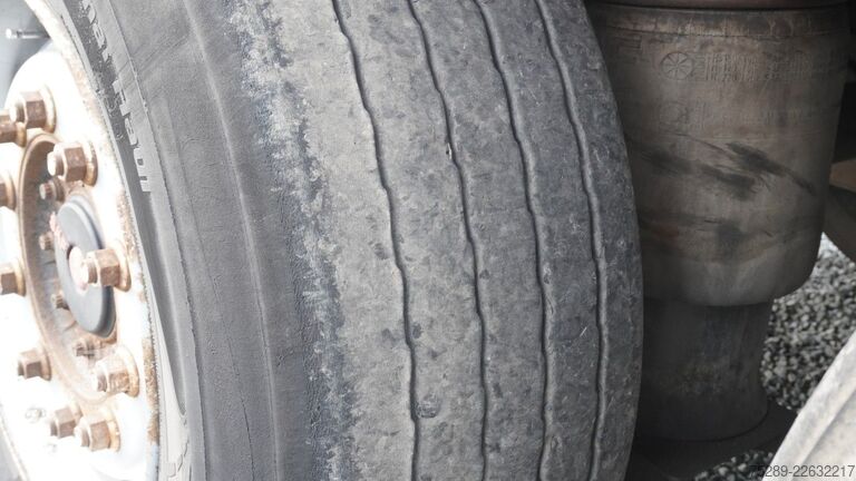 شبه مقطورة بمنصة عمل KÖGEL SN24 Plattform Liftachse SAF-Achsen Rungen