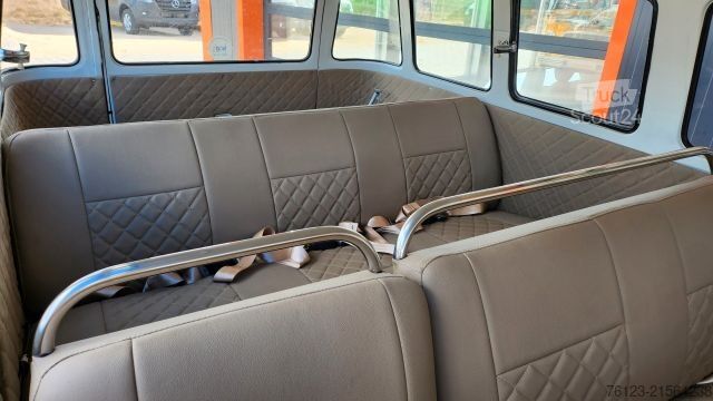 Minibus VW T 1 Samba mit Safarifenster