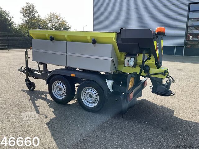 Hotra двуосен ремарке с пясъкоразпръсквачка Epoke Hotra 2-assige aanhangwagen met Epoke zoutstrooier