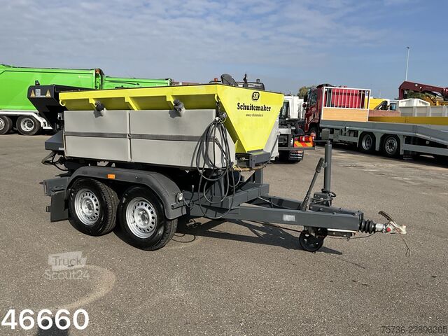 Hotra двуосен ремарке с пясъкоразпръсквачка Epoke Hotra 2-assige aanhangwagen met Epoke zoutstrooier