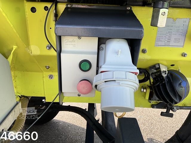 Hotra двуосен ремарке с пясъкоразпръсквачка Epoke Hotra 2-assige aanhangwagen met Epoke zoutstrooier