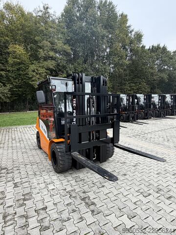 Carretilla elevadora frontal con cabina completa y calefacción Tec-Point CPD50E Elektro-Gabelstapler 5,0 t – 4,5 m Triplex 80 V/606 Ah Li-Ion