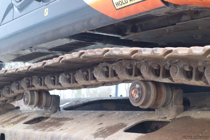 Kāpurķēžu ekskavators Hitachi ZX225 USRLC-6 | ROTOTILT | BUCKET | GOOD CONDITION