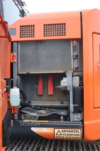 Kāpurķēžu ekskavators Hitachi ZX225 USRLC-6 | ROTOTILT | BUCKET | GOOD CONDITION