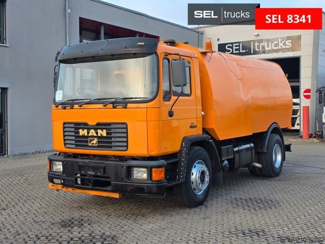 Road sweeper MAN Strassenreiniger