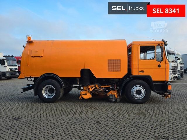 Road sweeper MAN Strassenreiniger
