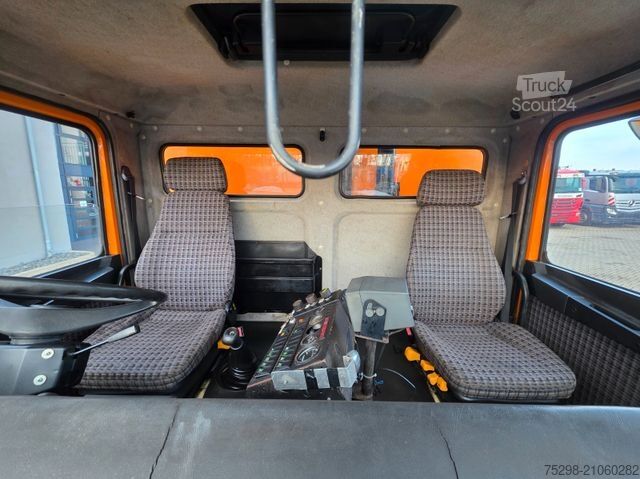 Road sweeper MAN Strassenreiniger