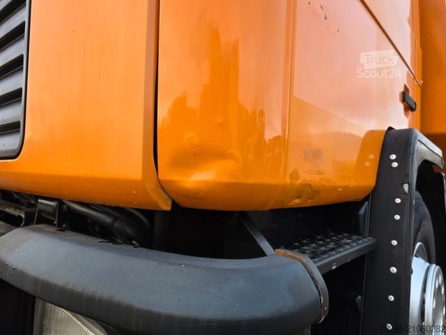 Road sweeper MAN Strassenreiniger